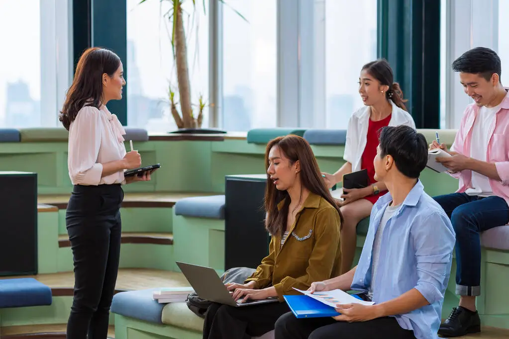 Founder discussing strategies wiht employes for fundrainsing 